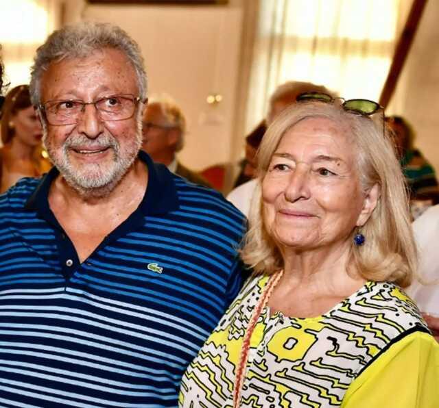 Metin Akpınar'ın kızlarından sonra bir de 2 torunu olduğu ortaya çıktı Metin Akpınar'ın kızlarından sonra bir de 2 torunu olduğu ortaya çıktı