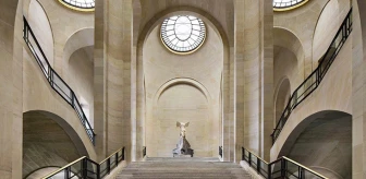 Paris'teki Louvre Müzesi bomba ihbarı nedeniyle tahliye edildi