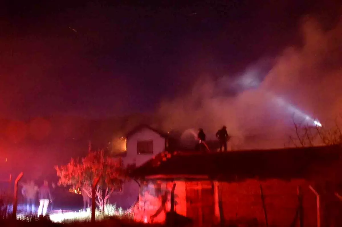 Tosya'da çıkan anız yangınında 2 katlı ev tamamen yandı