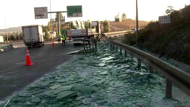 İstanbul'da trafiği durma noktasına getiren kaza! Tırın dorsesindeki camlar yola savruldu