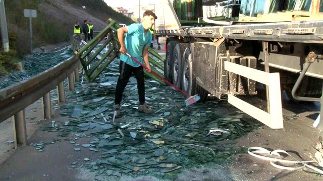 İstanbul'da trafiği durma noktasına getiren kaza! Tırın dorsesindeki camlar yola savruldu