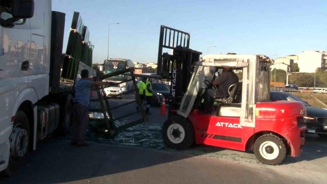 İstanbul'da trafiği durma noktasına getiren kaza! Tırın dorsesindeki camlar yola savruldu