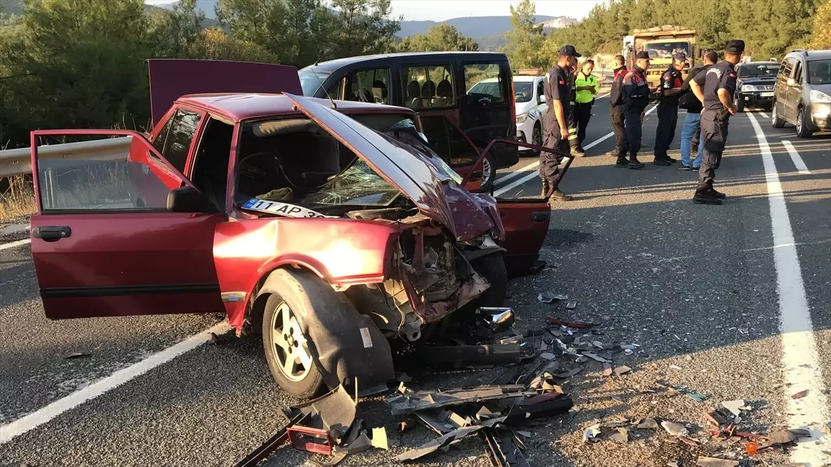 Bilecik'te Otomobil ile Kamyon Çarpışması Sonucu Bir Kişi Hayatını Kaybetti
