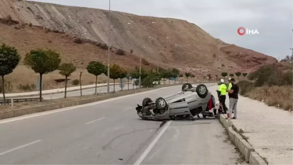 Tokat'ta Araç Kaldırıma Çarptı: 3 Kişi Yaralandı
