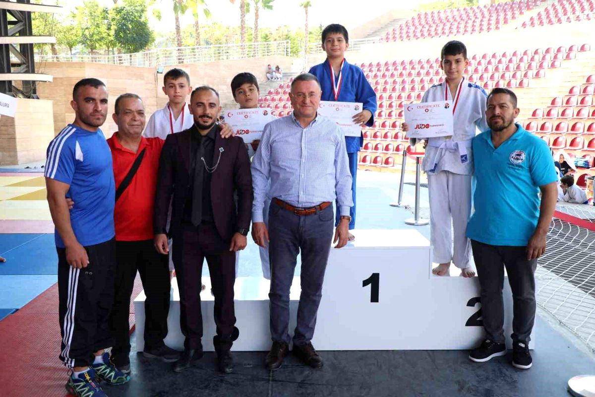 Enkaz kentte hayat normale dönüyor; 11 ilden 284 sporcu judo şampiyonası'nda ter döktü