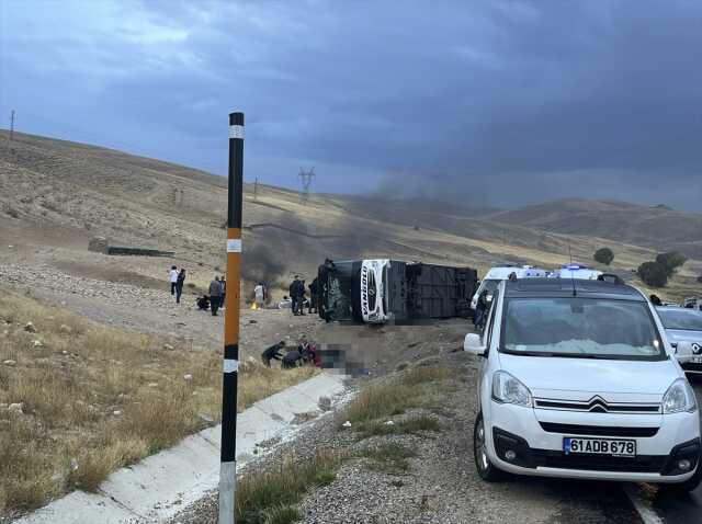 Son Dakika! Sivas'ta kontrolden çıkan yolcu otobüsü devrildi: 2 ölü, 25 yaralı