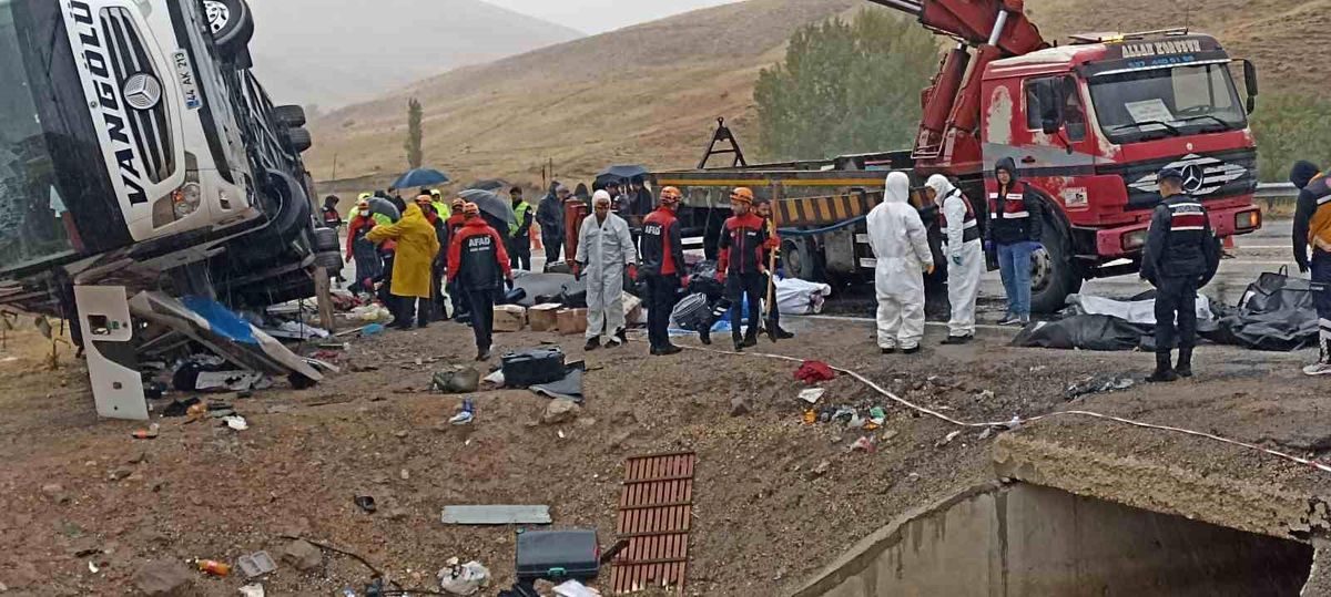 Sivas'ta Otobüs Kazasında 7 Kişi Hayatını Kaybetti