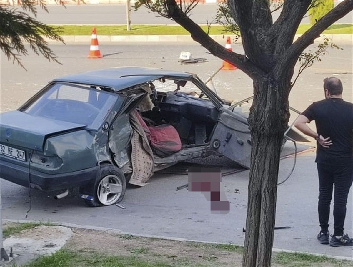 Afyonkarahisar'da Otomobil Çarpışması: 1 Ölü, 2 Yaralı