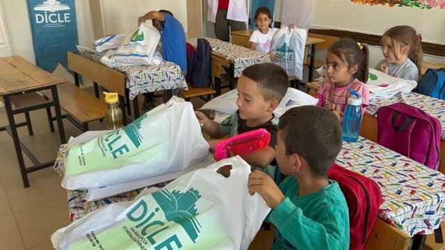 Avrupalı Gurbetçilerden Türkiye'deki İhtiyaç Sahibi Çocuklara Kırtasiye Yardımı Avrupalı Gurbetçilerden Türkiye'deki İhtiyaç Sahibi Çocuklara Kırtasiye Yardımı