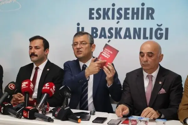 CHP'li Özel: Kapı önüne koymaları değil; babaevinin kapılarını açmayı vadediyorum CHP'li Özel: Kapı önüne koymaları değil; babaevinin kapılarını açmayı vadediyorum