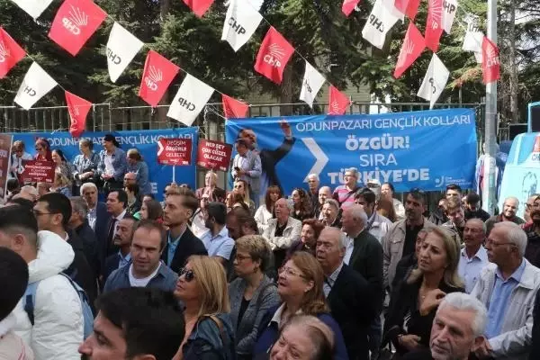 CHP'li Özel: Kapı önüne koymaları değil; babaevinin kapılarını açmayı vadediyorum CHP'li Özel: Kapı önüne koymaları değil; babaevinin kapılarını açmayı vadediyorum