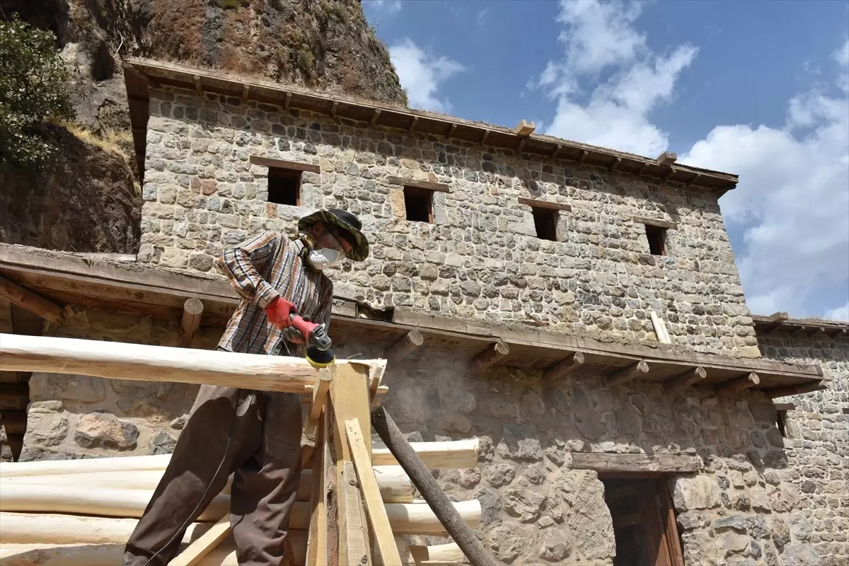 Hakkari'deki Tarihi Kale Evleri Turizme Kazandırılacak