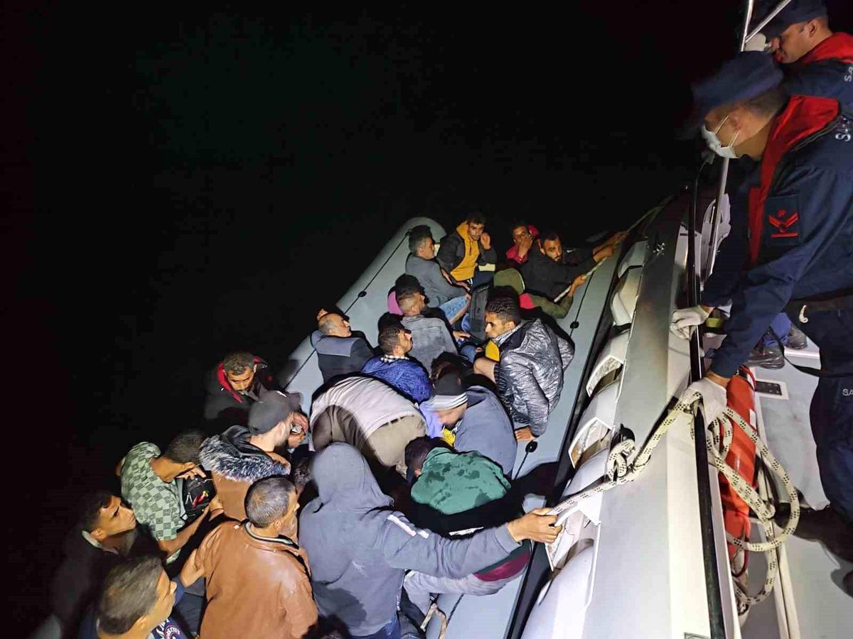 Yunanistan unsurları tarafından geri itilen 91 düzensiz göçmen kurtarıldı