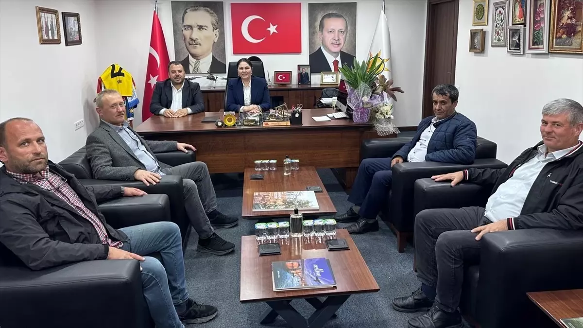 Edirne'de muhtarlar AK Parti İl Başkanını ziyaret etti