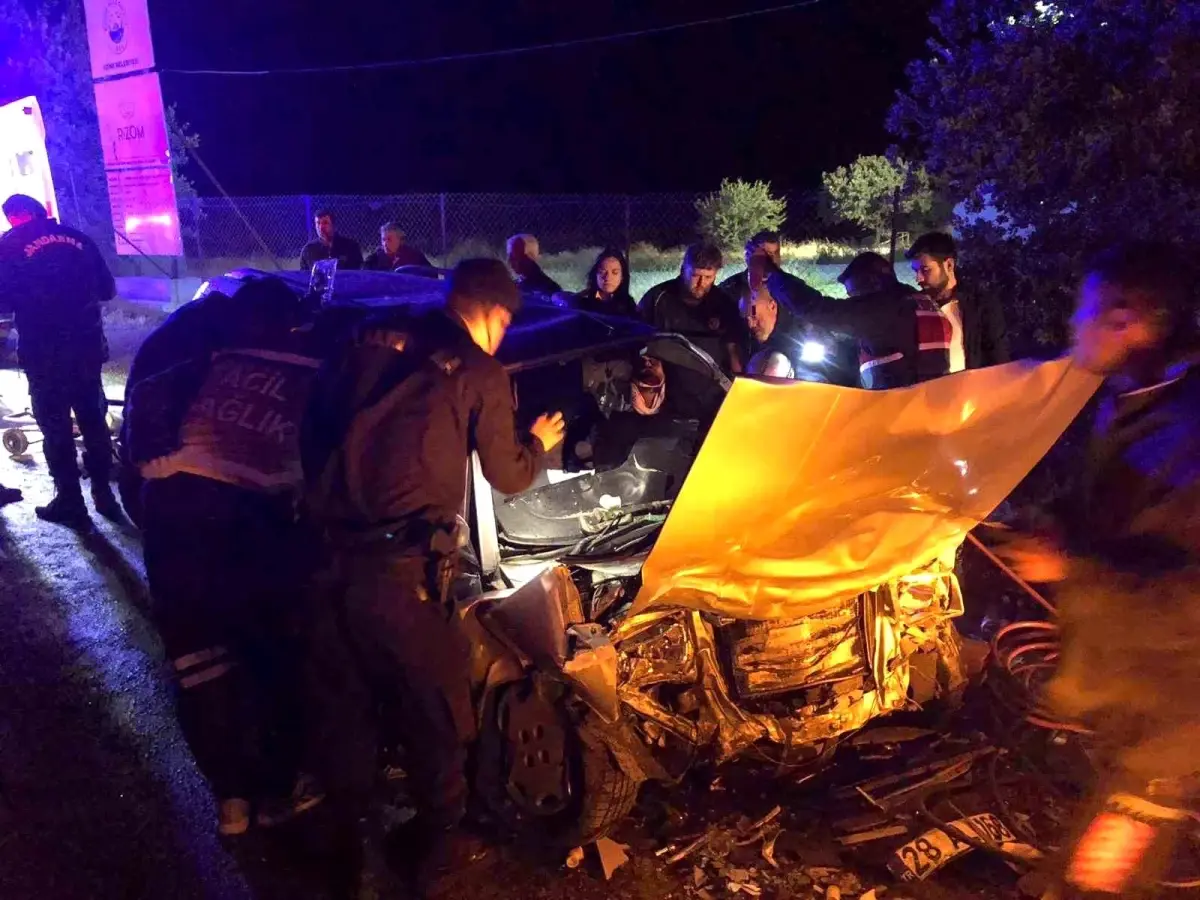 Çanakkale'de Otomobil ile Kamyon Çarpıştı: 1 Ölü