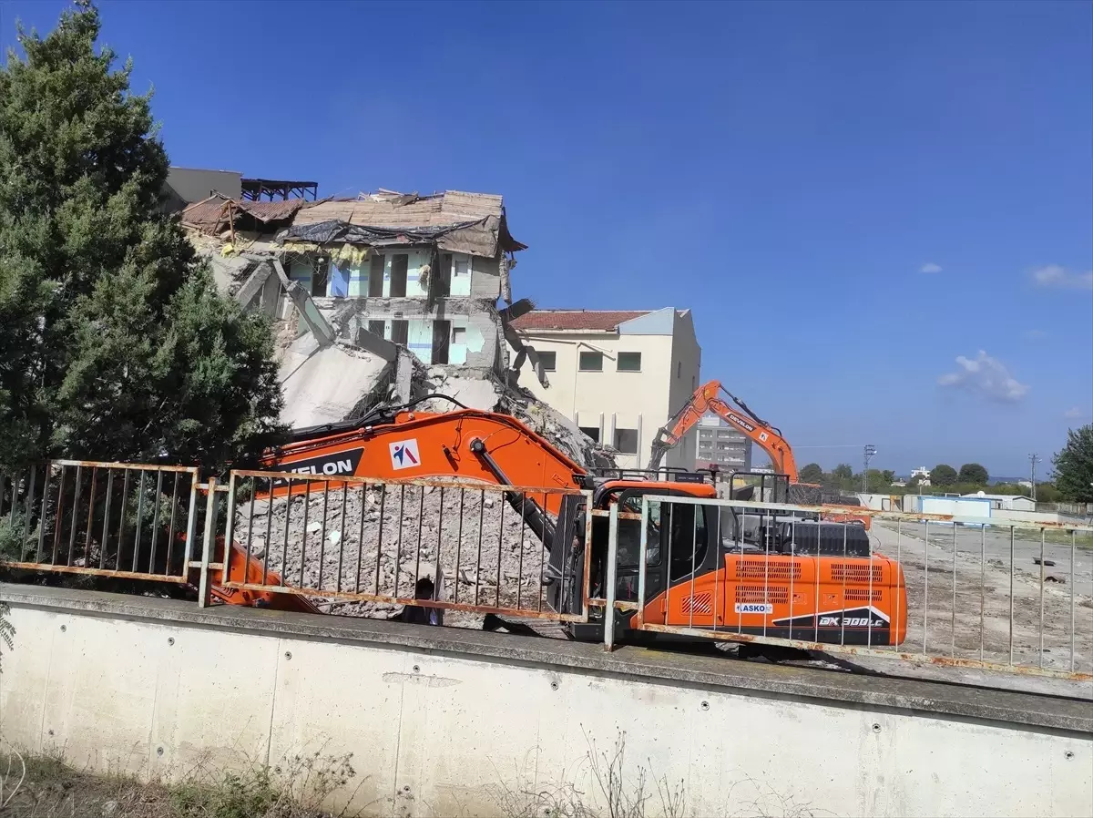 Erzin Devlet Hastanesi Kontrollü Yıkıldı