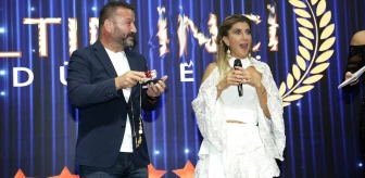 Nadide Sultan, Yılın En İyi Pop Sanatçısı Ödülünü Aldı