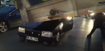 Sivas'ta kavşağı dönen kamyona arkadan çarpan otomobilin sürücü ağır yaralandı