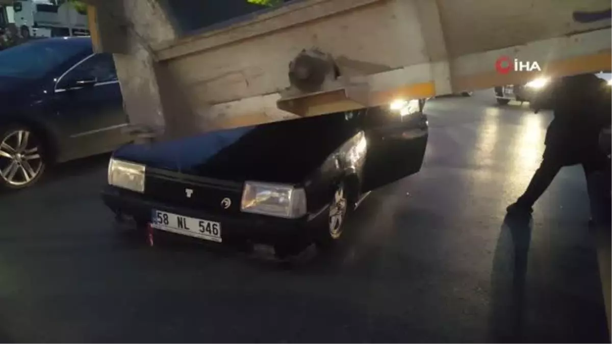 Sivas'ta kavşağı dönen kamyona arkadan çarpan otomobilin sürücü ağır yaralandı