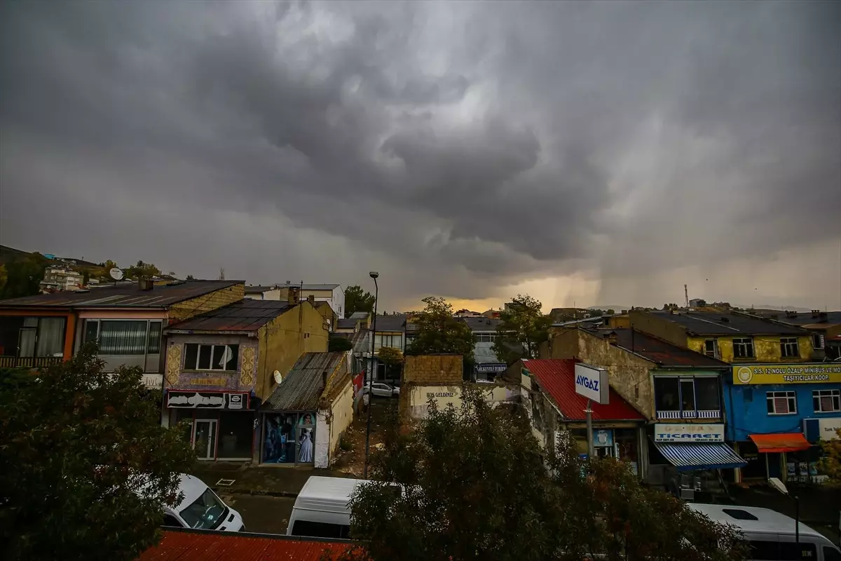 Özalp'te sağanak ve rüzgar etkili oldu