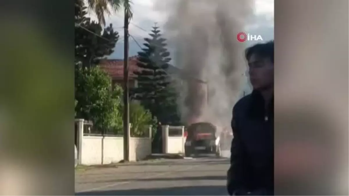 Hatay'da seyir halindeyken alev alan otomobil kullanılamaz hale geldi