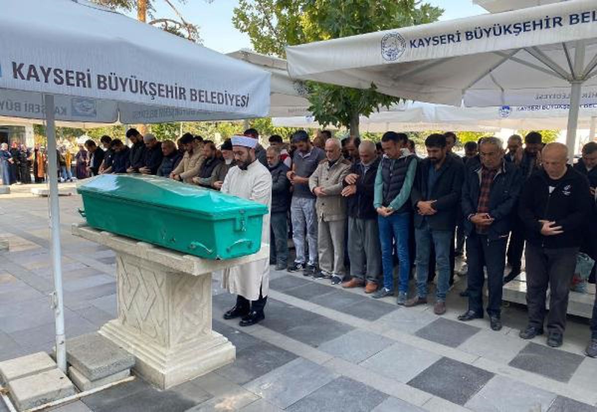 AKÜLÜ SANDALYESİYLE KAMYONUN ALTINDA KALAN KEMAL, SON YOLCULUĞUNA UĞURLANDI