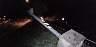 Beton bariyere çarpan otomobilin motoru yola fırladı