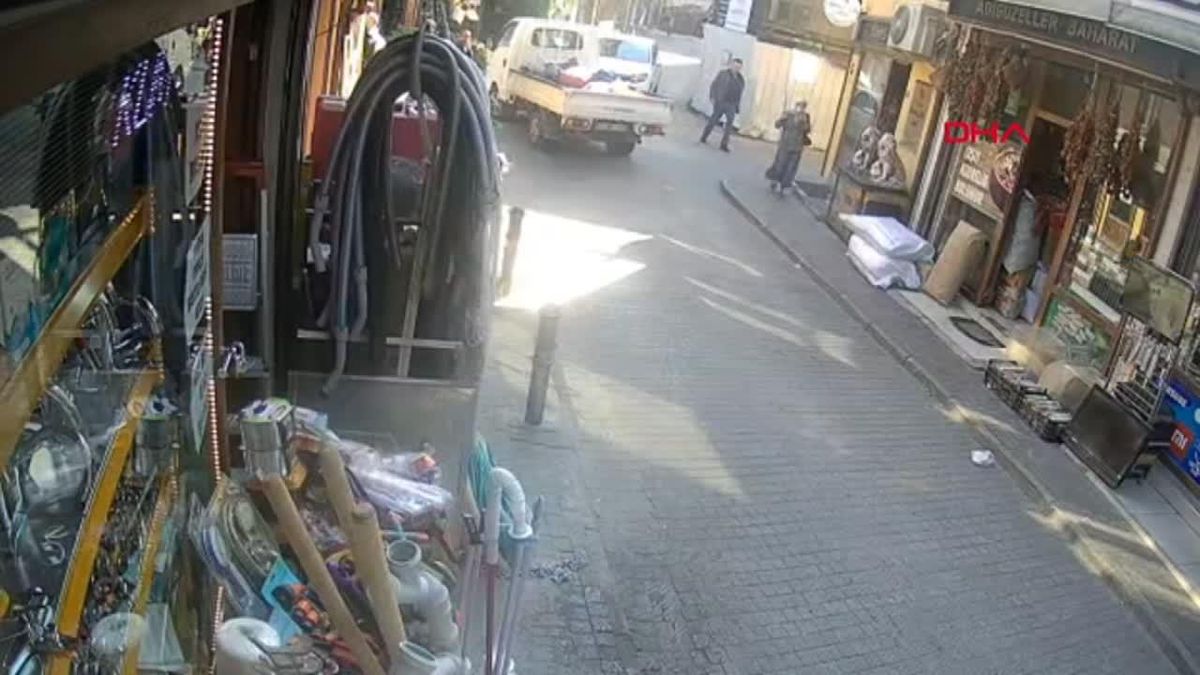 BURSA-KAMYONETİYLE TERS YÖNE GİREN SÜRÜCÜ, SOKAK KEDİSİNİ EZİP YOLUNA DEVAM ETTİ
