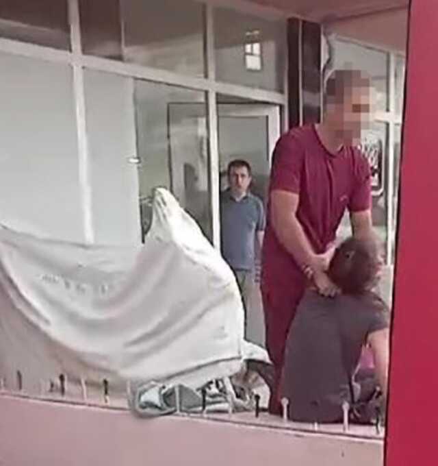 Eski eşini bıçaklayan kocaya vatandaş ve esnaftan meydan dayağı! Canını zor kurtardı