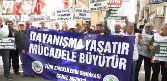 Tüm Emeklilerin Sendikası Üyeleri, 17 Ekim'deki Kapatma Davası Öncesi Eylem Yaptı.