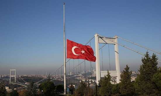 Bayraklar neden yarıya indirildi Okullarda, kurumlarda bayraklar neden yarıya indirildi?
