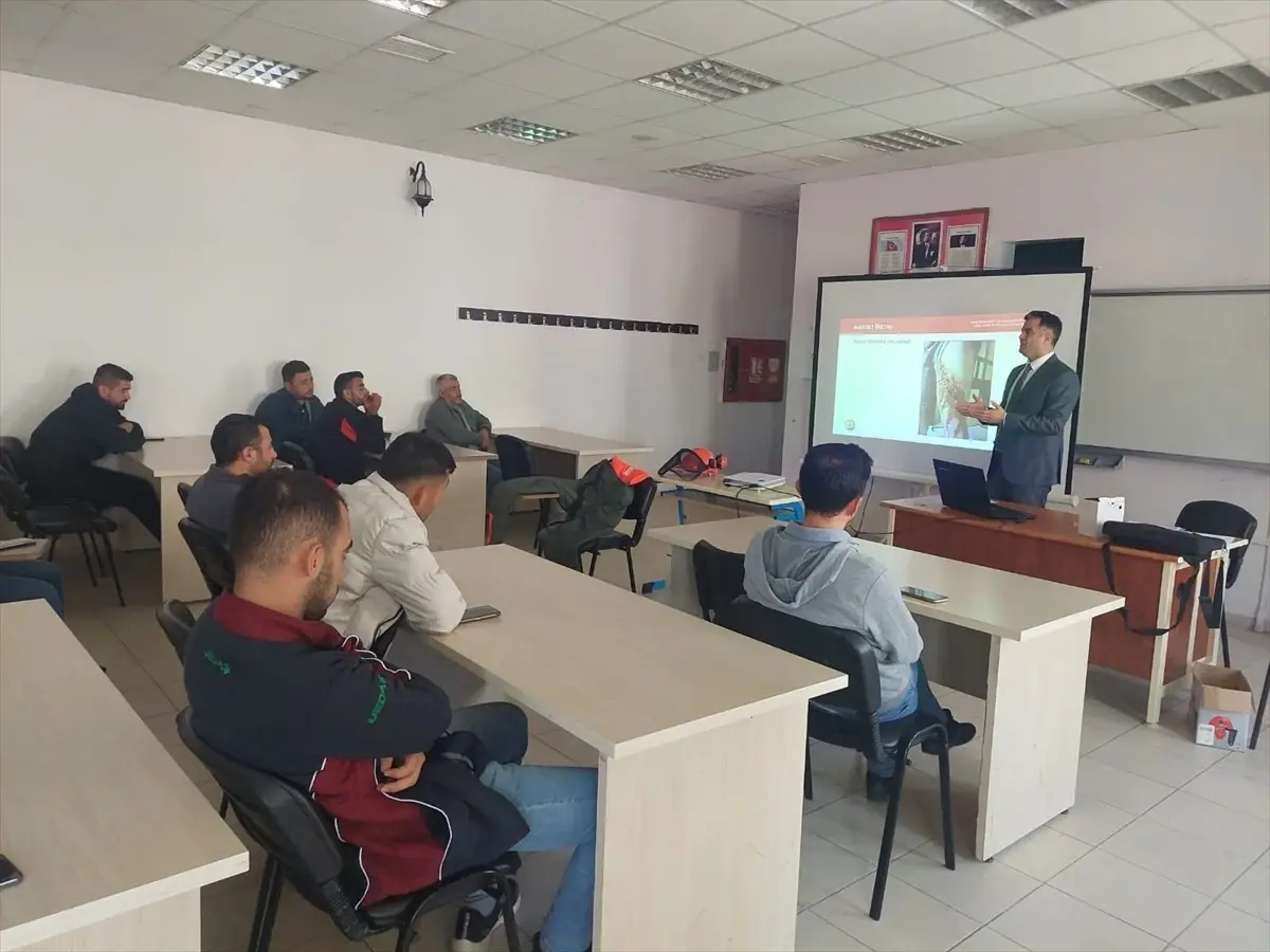 Biga'da enerji firmasının personeline ağaç kesme ve boylama eğitimi verildi