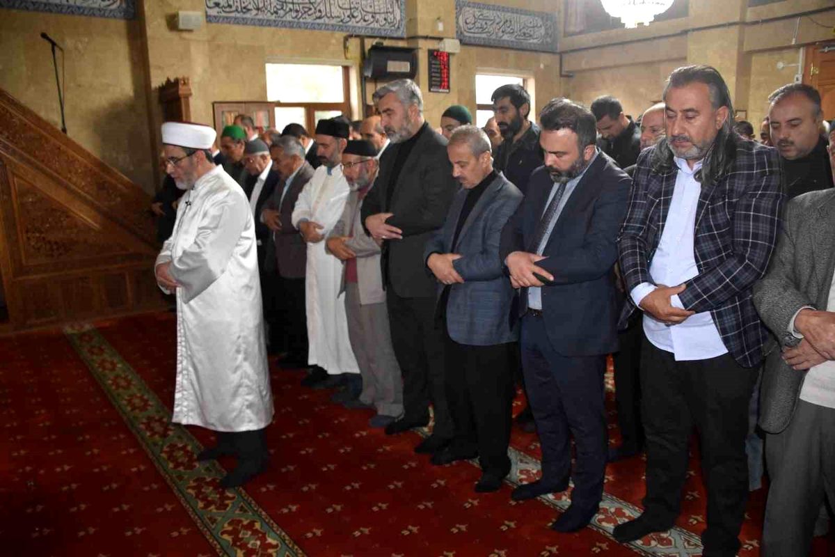 İsrail'in Gazze'deki Hastaneyi Bombalamasının Ardından Gıyabi Cenaze Namazı Kılındı