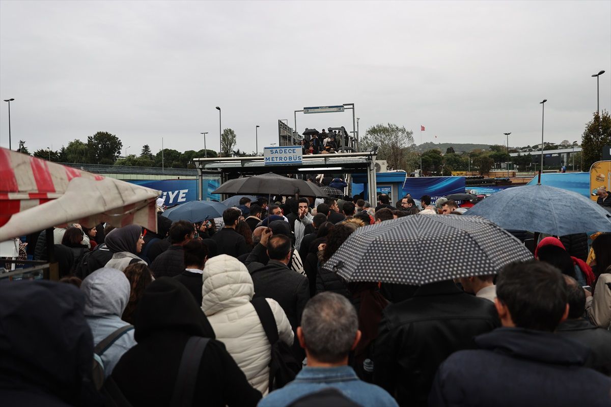 İstanbul'da yağışlı havanın etkisiyle trafik yoğunluğu yaşanıyor