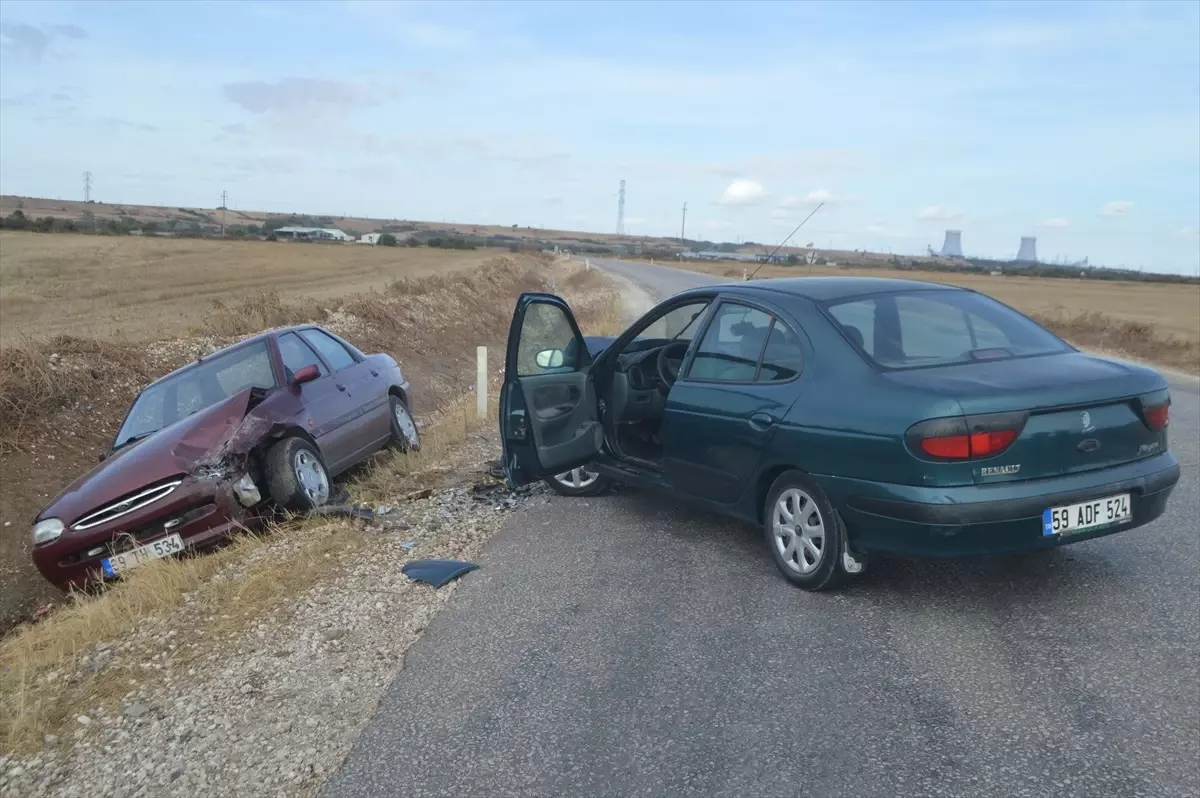 Lüleburgaz'da iki otomobil çarpıştı: 3 yaralı
