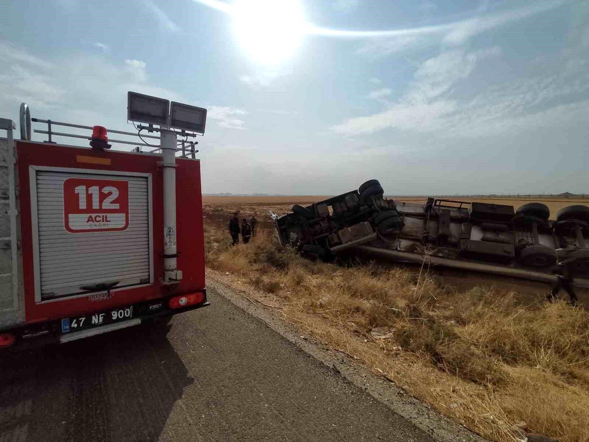 Mardin'de zeytinyağı yüklü tır devrildi, sürücü hafif yaralandı