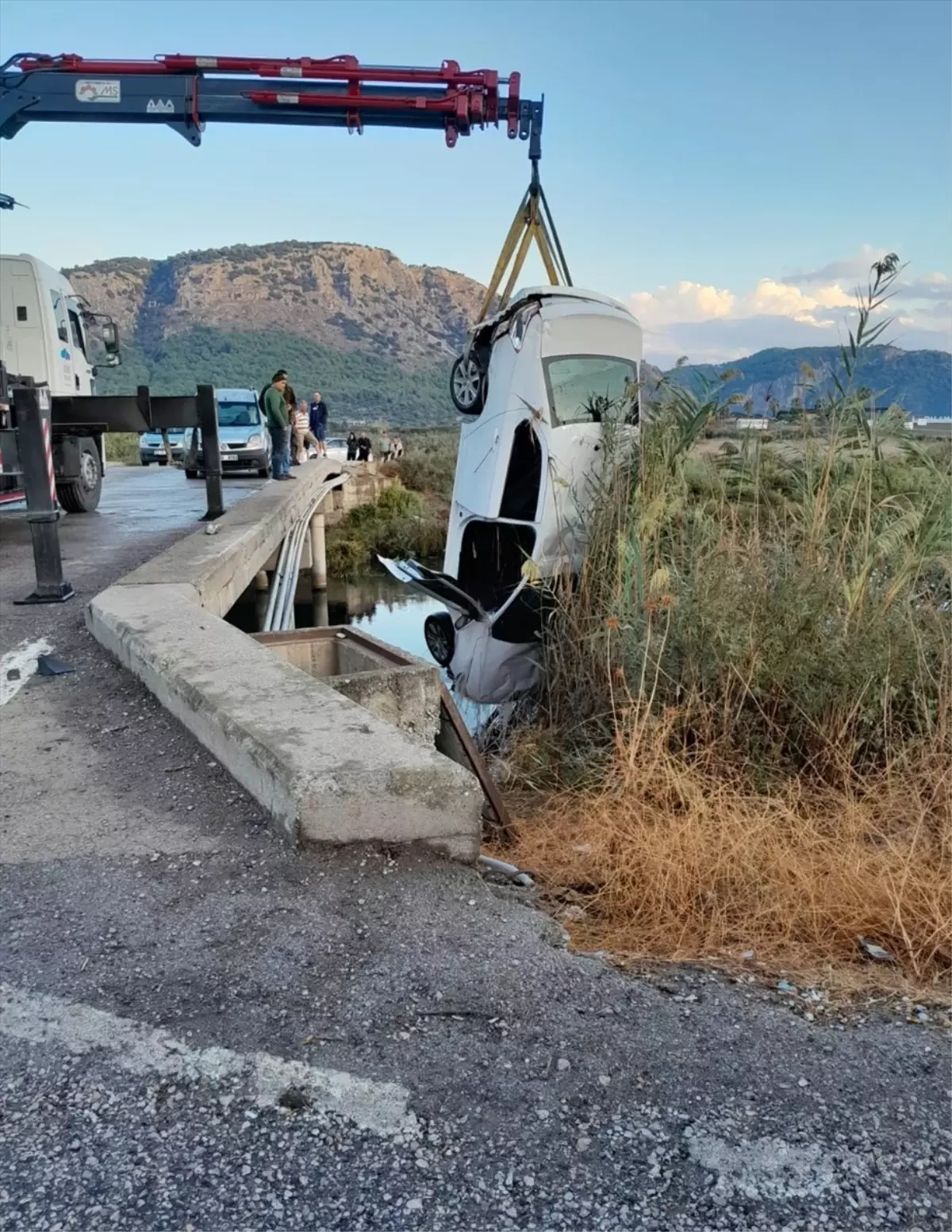 Muğla'da Otomobil Sulama Kanalına Düştü: 2 Yaralı