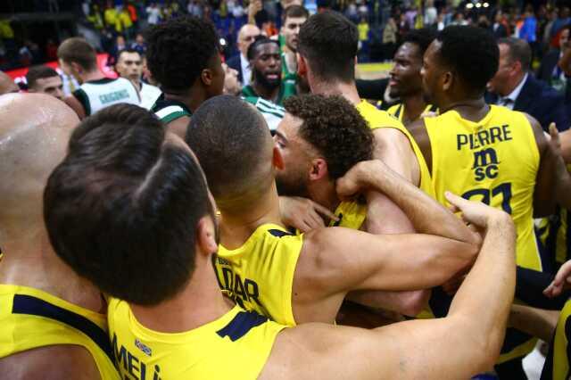 Ortalık bir anda karıştı! Fenerbahçe-Panathinaikos maçında kavga çıktı