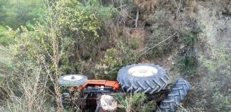 Antalya'da traktör şarampole yuvarlandı, sürücü yaralandı