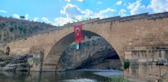 Adıyaman'da Gençler Filistin'e Destek İçin Tarihi Köprüde Bayrak Açtı