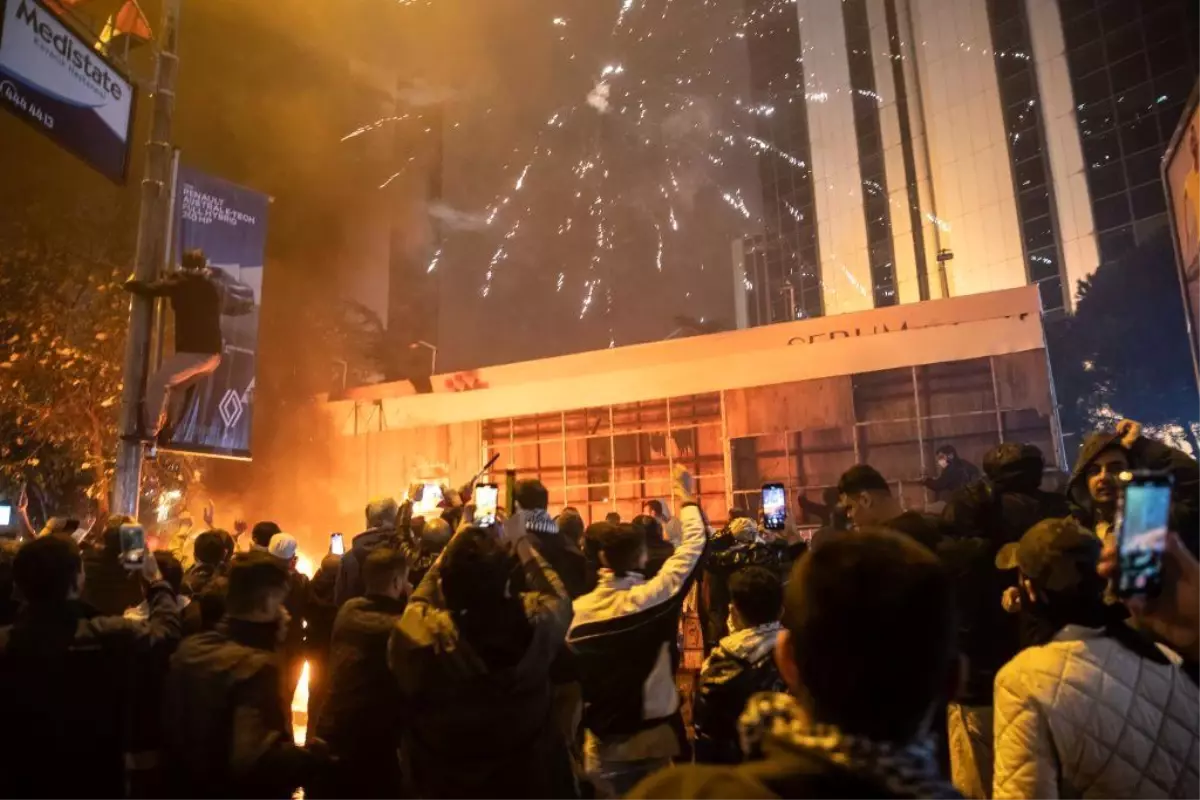 Adana'da İsrail Protestosunda Konsolosluğa Taş ve Molotoflu Saldırı