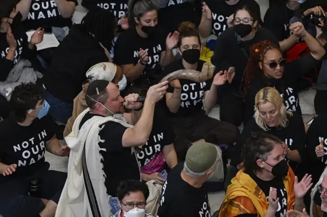 ABD'de Filistin'e destek veren Yahudiler Kongre binasını bastı