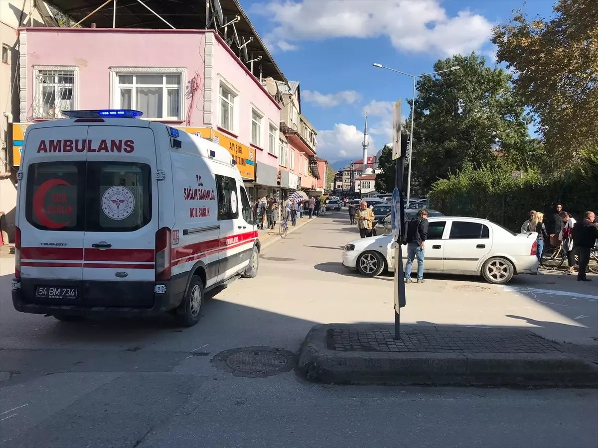 Akyazı'da Kadın Otomobil Kazası Sonucu Hafif Yaralandı