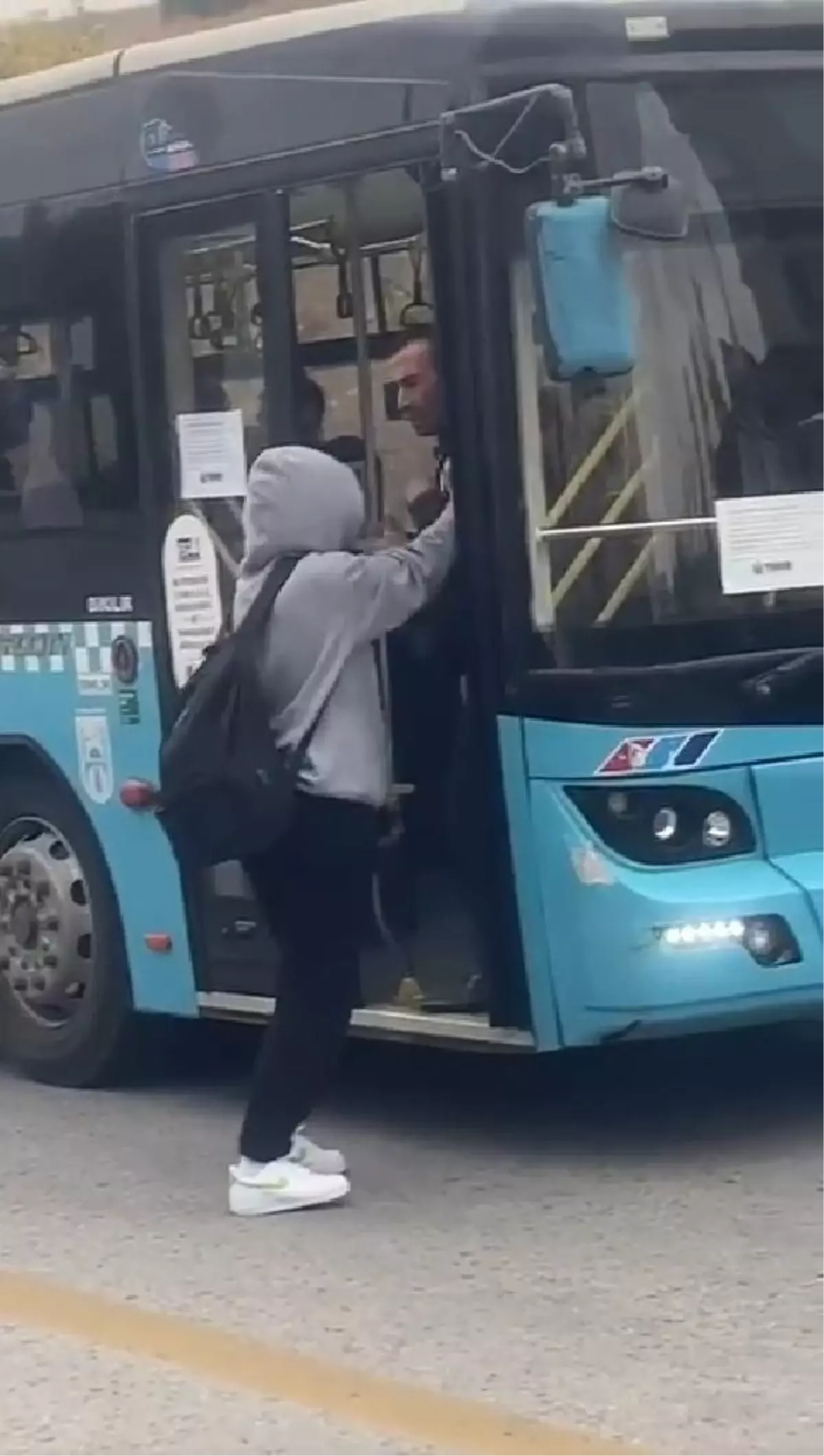 ANKARA'DA ÖZEL HALK OTOBÜSÜNDE SÜRÜCÜ İLE ÖĞRENCİ ARASINDA 'İNDİRİM' TARTIŞMASI KAMERADA