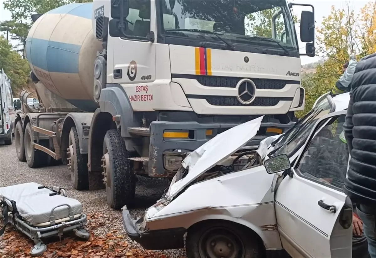 Çorum'da otomobil ile beton mikseri çarpıştı: 3 yaralı