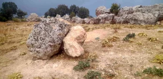 Adıyaman'ın Tut ilçesinde deprem sonrası kaya parçaları düşme korkusu yaratıyor