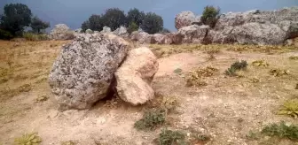 Adıyaman'ın Tut ilçesinde deprem sonrası kaya parçaları düşme korkusu yaratıyor