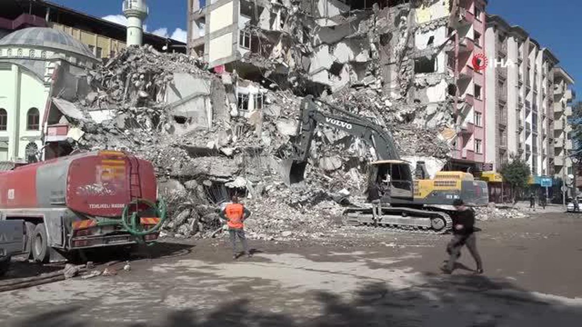 Malatya'da ağır hasarlı binalar eş zamanlı yıkılıyor
