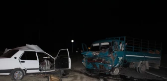Sakarya'da Kamyonet ile Otomobil Çarpıştı: 2 Ölü, 3 Yaralı