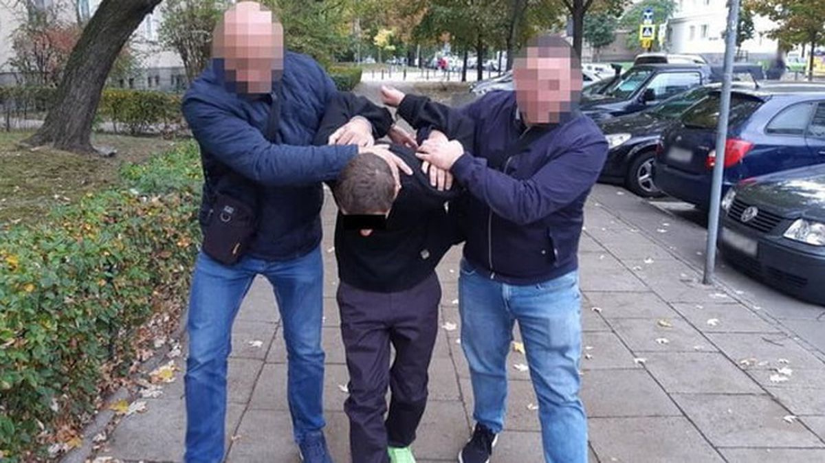 Polonya'da cansız manken taklidi yapan hırsız, mağazaları soyup soğana çevirdi